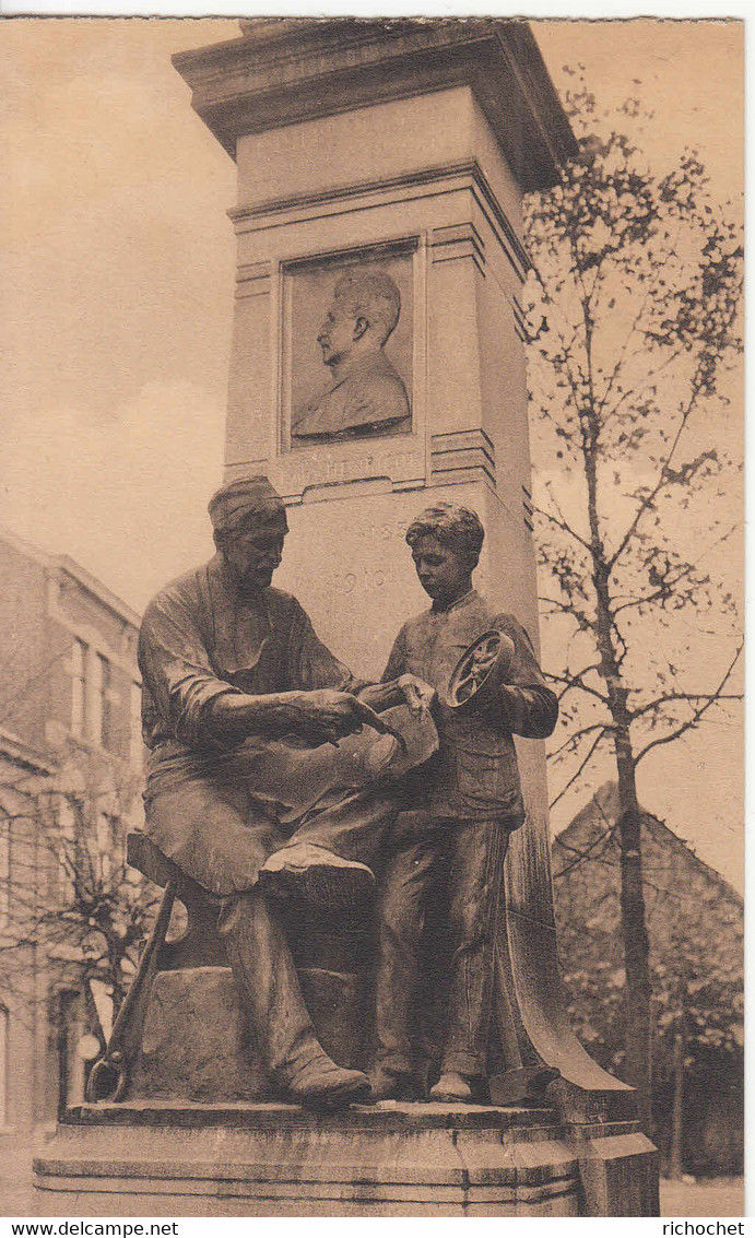 COURT-ST-ETIENNE - Le Joli Monument De De Vreese élevé à La Mémoire Du Fondateur Des Ets Henricot - Court-Saint-Etienne