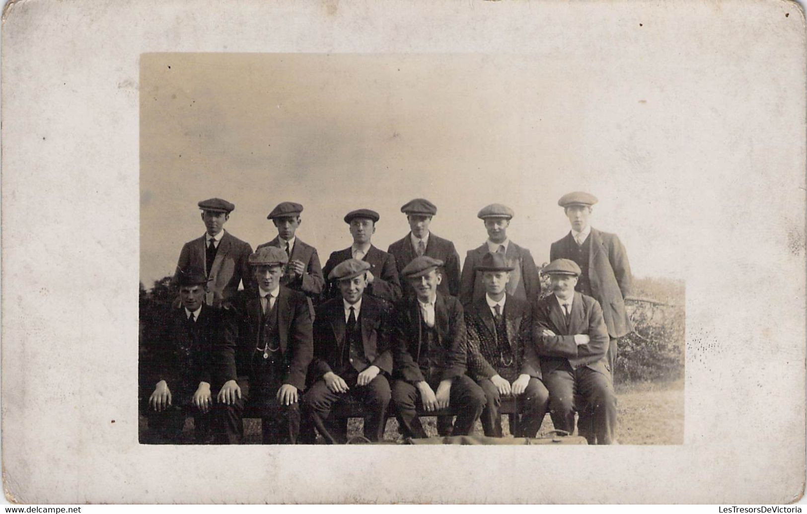 CPA PHOTOGRAPHIE - Groupe D'Hommes Portant Le Même Uniforme Angleterre - Photographie