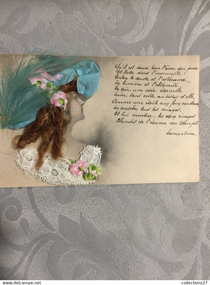 FEMME AVEC DES CHEVEUX, COL EN DENTELLE CHAPEAU EN PLUME ET RUBAN   - CARTE FANTAISIE - Cartoline Con Meccanismi