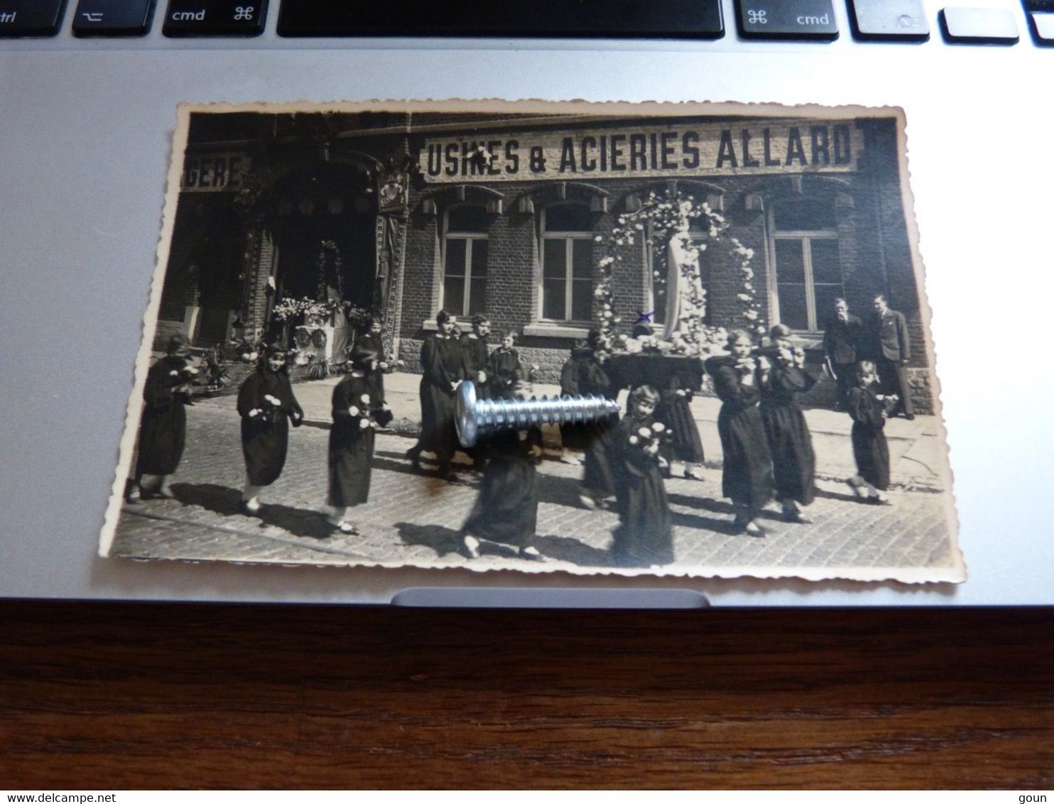 Carte Photo Mont-sur-Marchienne Processions En 1927 Devant Les Batiments Usines Et Aciéries Allard - Charleroi