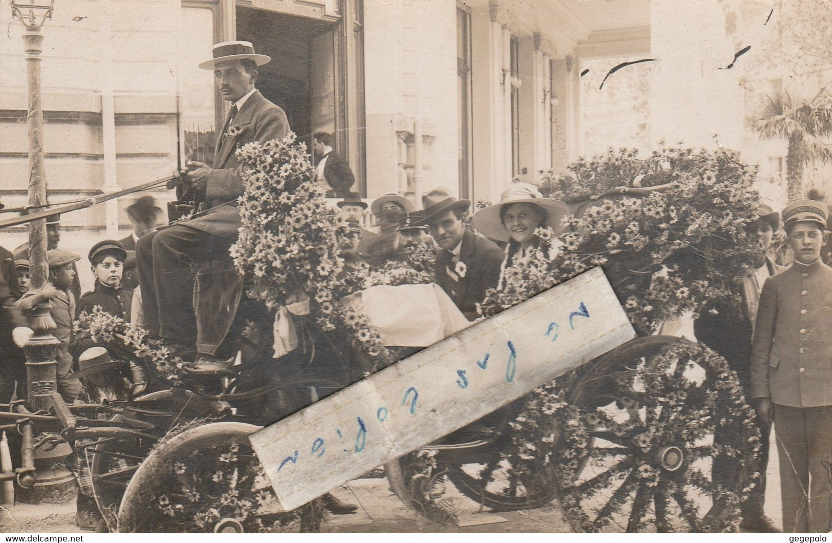 AIGUILLON - Un Char Fleuri  Dans Une Rue De La Ville Vers 1925 ?  ( Carte Photo ) - Sonstige & Ohne Zuordnung