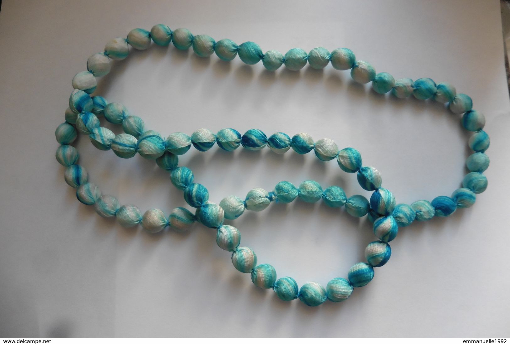 Neuf - Collier Créateur Style Boho Bohême Perles En Batik De Soie Bleu Turquoise Et Blanc - Fait Main - Ethnics