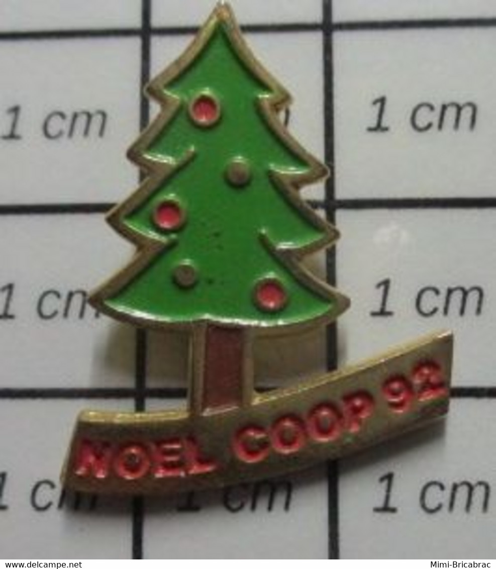 513J Pin's Pins / Beau Et Rare / NOEL / LE SAPIN A LES BOULES COOP 92 - Noël