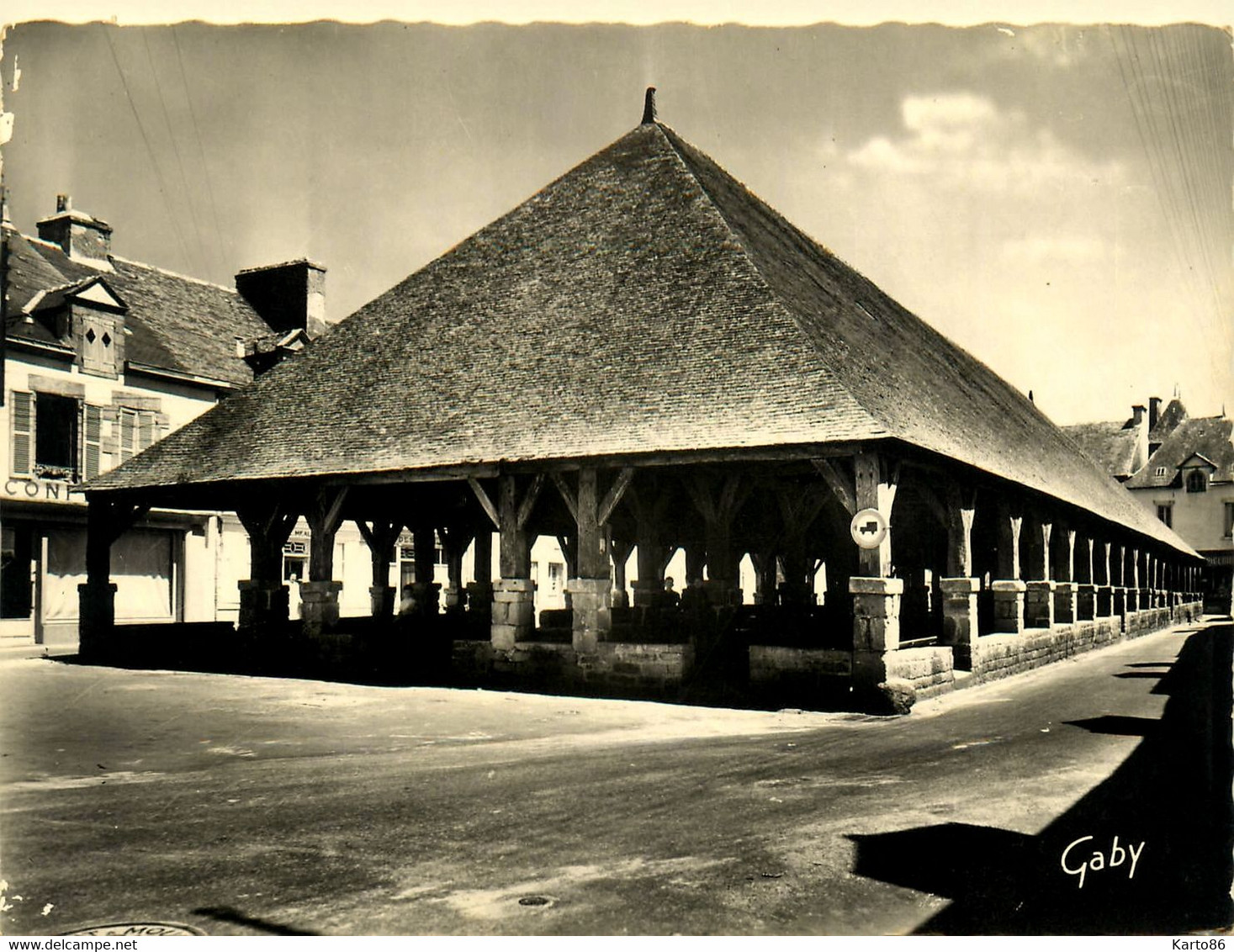 Questembert * La Place Des Halles - Questembert