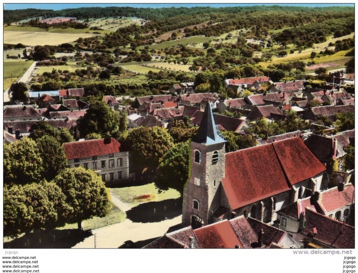 VERON  L'Eglise Et La Mairie  Vue Aérienne  2 Scans  TBE - Veron