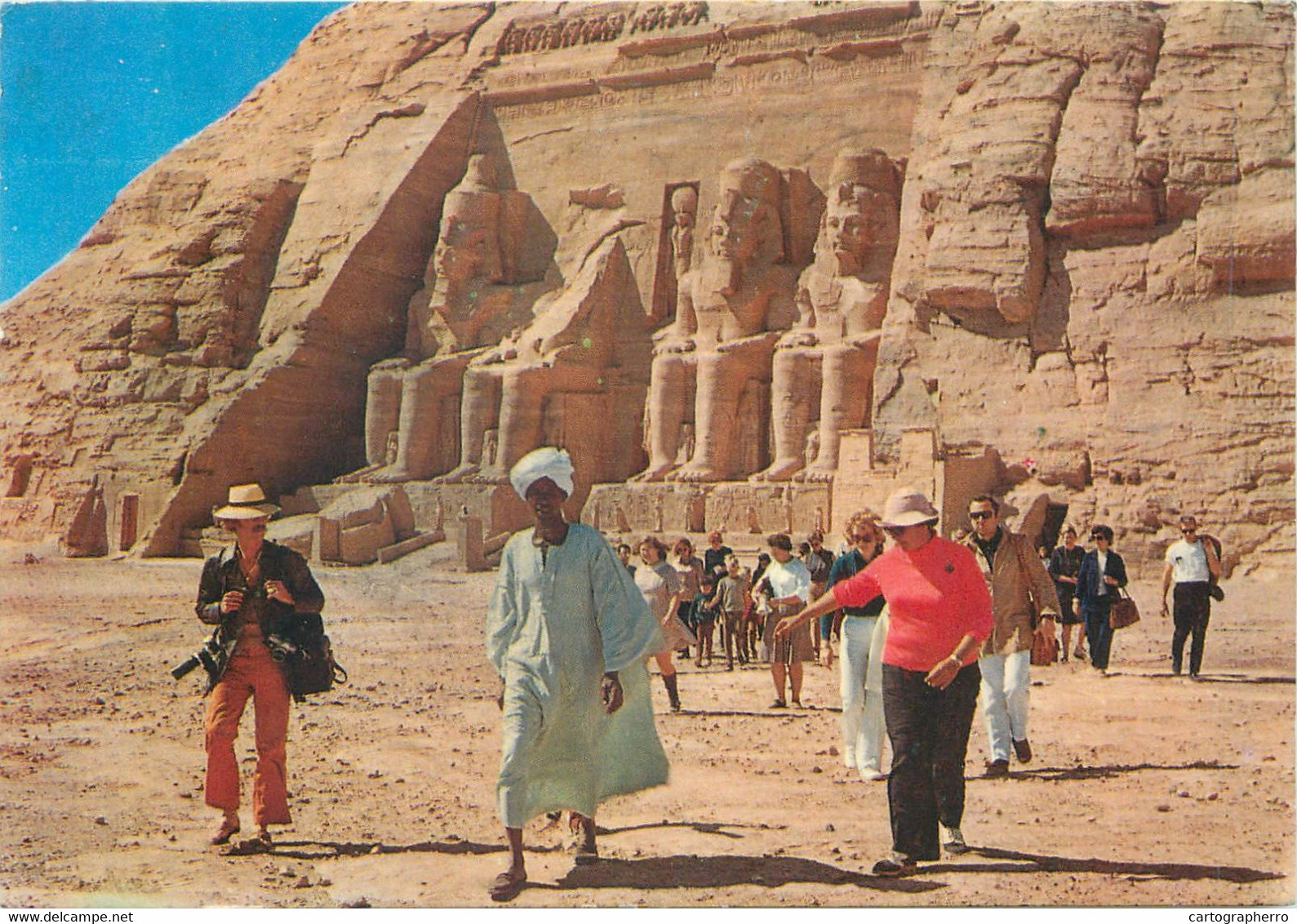 Postcard Egypt Abu Simbel Rock Temple Of Ramses II Gigantic Statues Partial View Ethnic Types And Scenes Tourists - Temples D'Abou Simbel