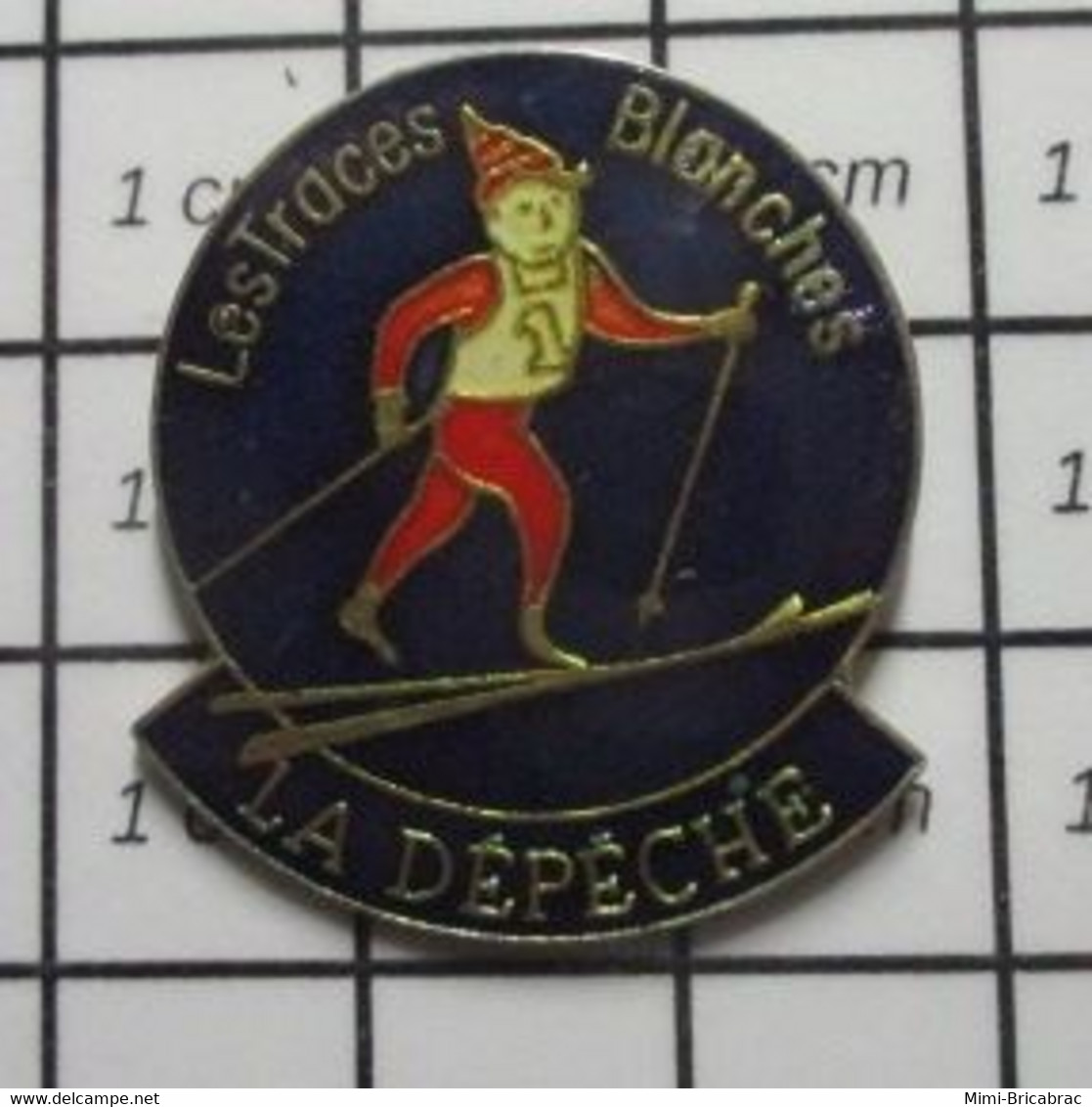 513jPins Pin's / Rare & Belle Qualité SPORTS / SKI DE FOND LA DEPECHE LES TRACES BLANCHES (marrons En été ?) - Sports D'hiver