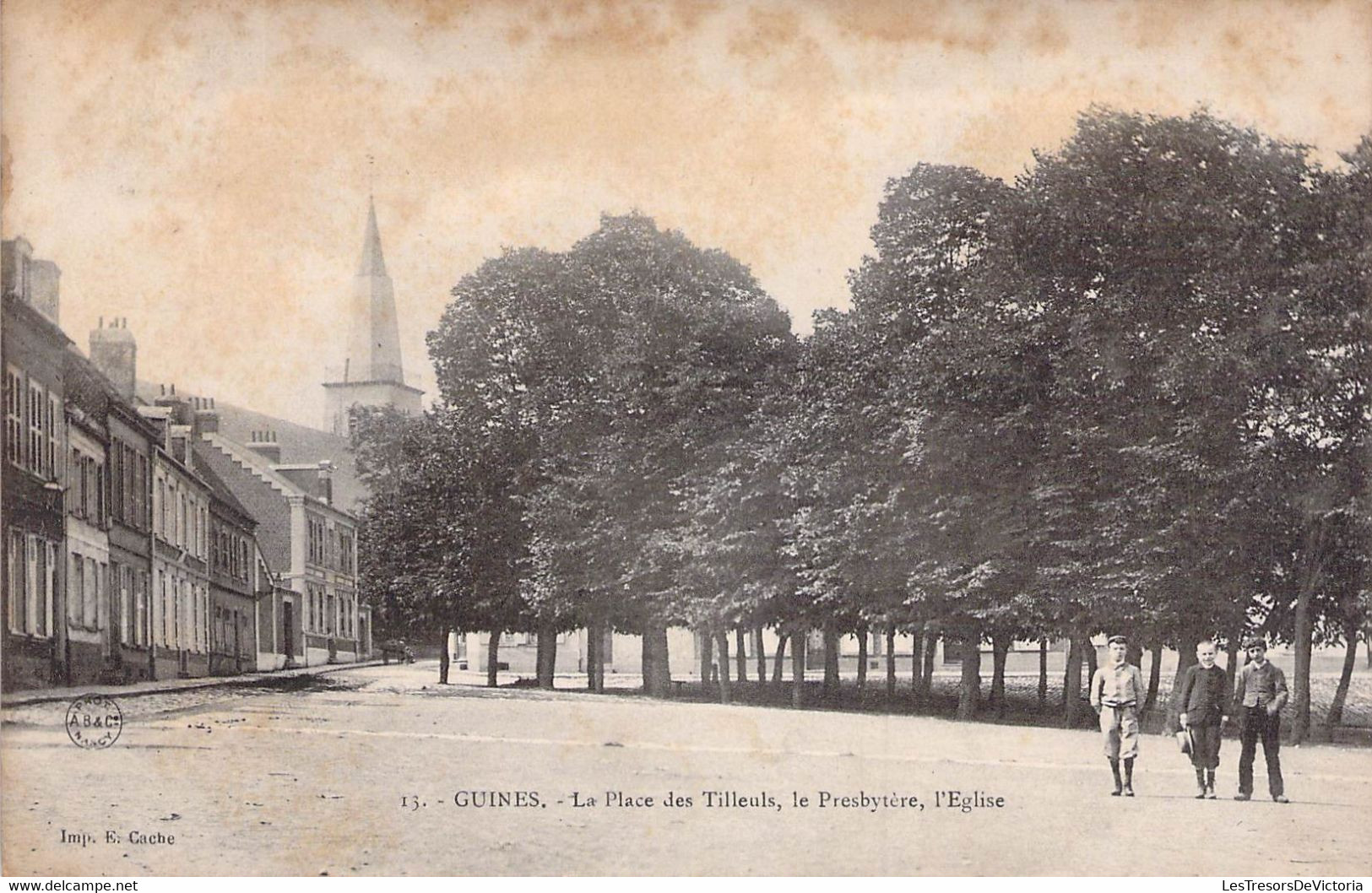 CPA - 62 - GUINES - La Place Des Tilleuls - Le Presbytère - L'église - Animée - Adolescents - Guines