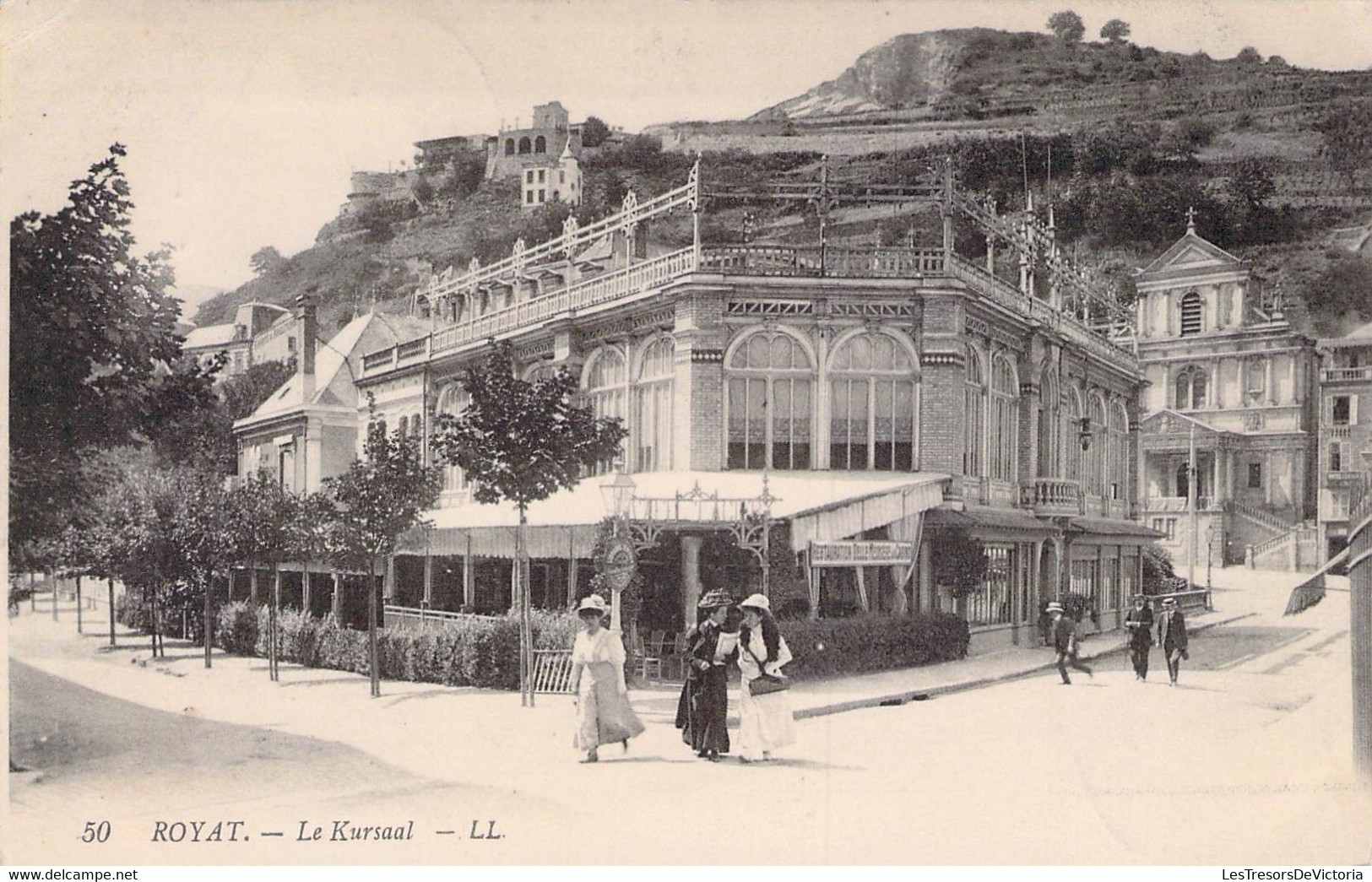 CPA - 63 - ROYAT - Le Kursaal - LL - Animée - Femmes Au Chapeau - Royat