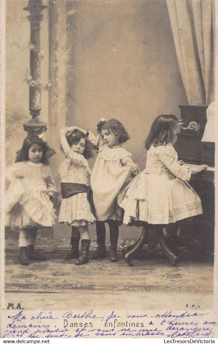 CPA Enfants - 4 Petites Filles En Robe Blanches - Danses Enfantines - Piano - Dos Non Divisé - Children And Family Groups