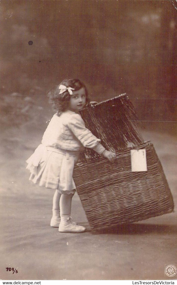 CPA Enfants - Scène Où Une Jeune Fille Veut Se Cacher Dans Un Grand Panier En Osier - 109/6 - Oranotypie - Scenes & Landscapes