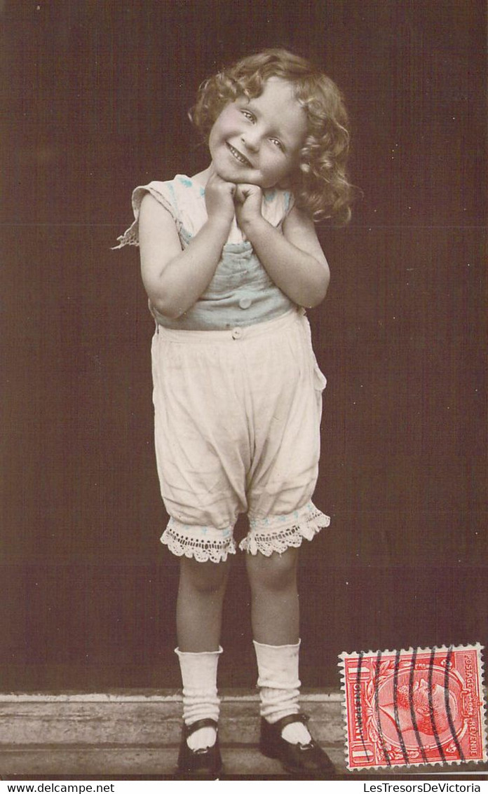 CPA Enfants - Scène Où Une Jeune Fille Charme Le Photographe Par Un Immense Sourrire - Colorisée - Szenen & Landschaften