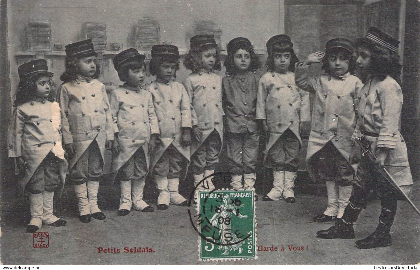 CPA Enfants - Scène Où 9 Filles Jouent Aux Petits Soldats - Garde à Vous - Scenes & Landscapes