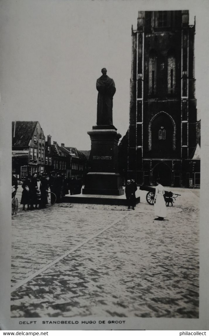 Delft // Standbeeld Hugo De Groot (niet Standaard) 19?? - Delft