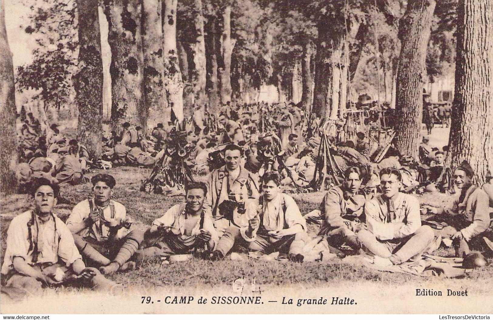 CPA MILITARIAT - CAMP De Sissonne - La Grande Halte - Edition DOUET - Manöver