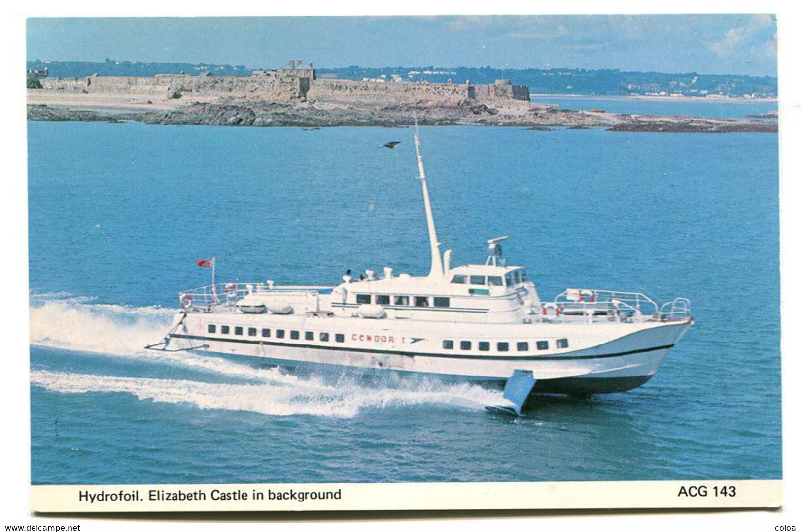 Hydrofoil Elizabeth Castle In Background - Aéroglisseurs