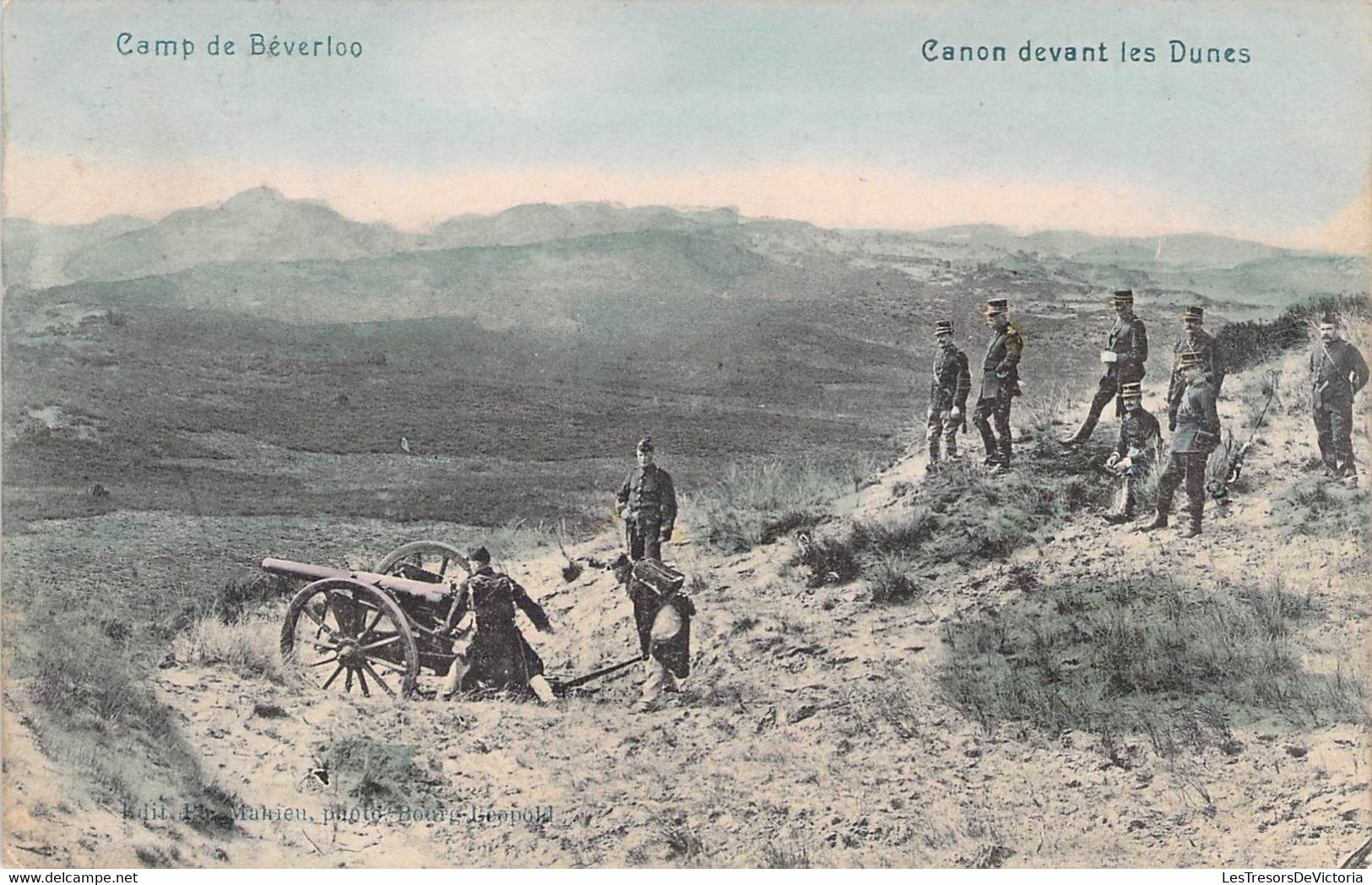 CPA MILITARIAT - CAMP De BEVERLOO - Canon Devant Les Dunes - Colorisée - Barracks