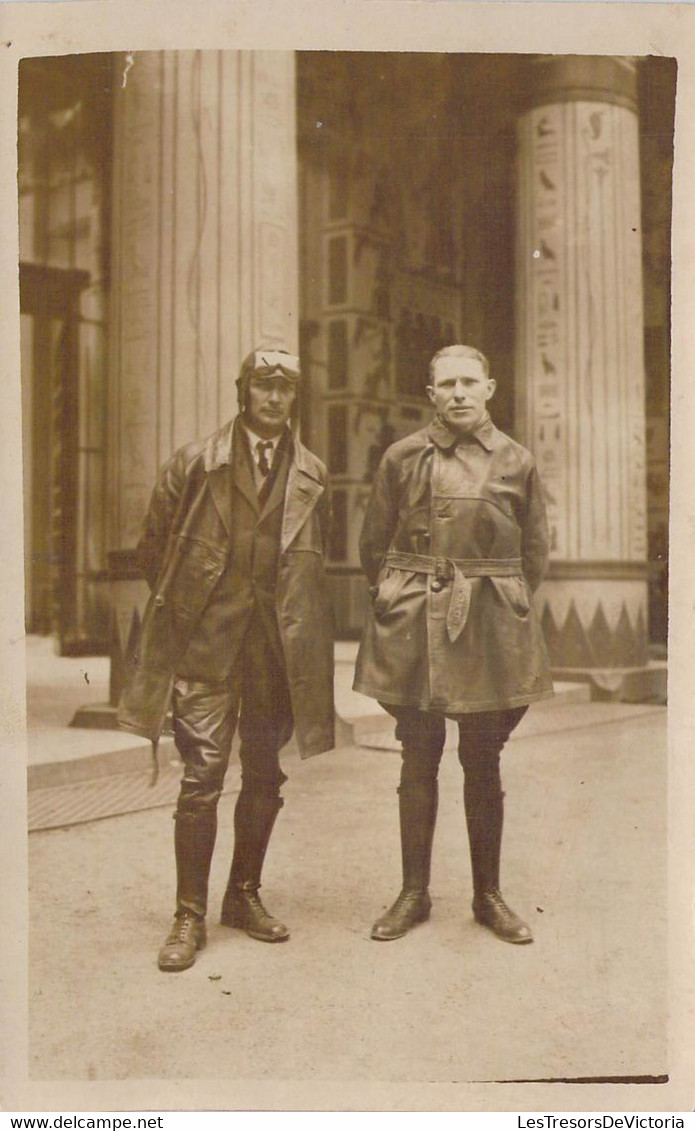 CPA Photographie - Deux Militaires - Aviateur - Barracks