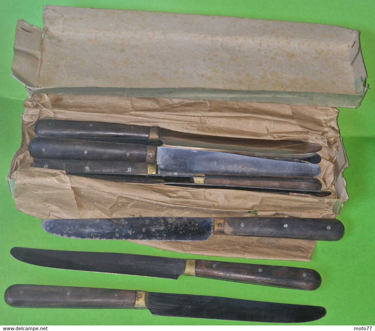 Ancien Service 12 COUTEAUX - Manche Bois - Lame Inox  - " Neuf De Stock Et Laissé Dans Leur Jus" - Vers 1930 - Knives