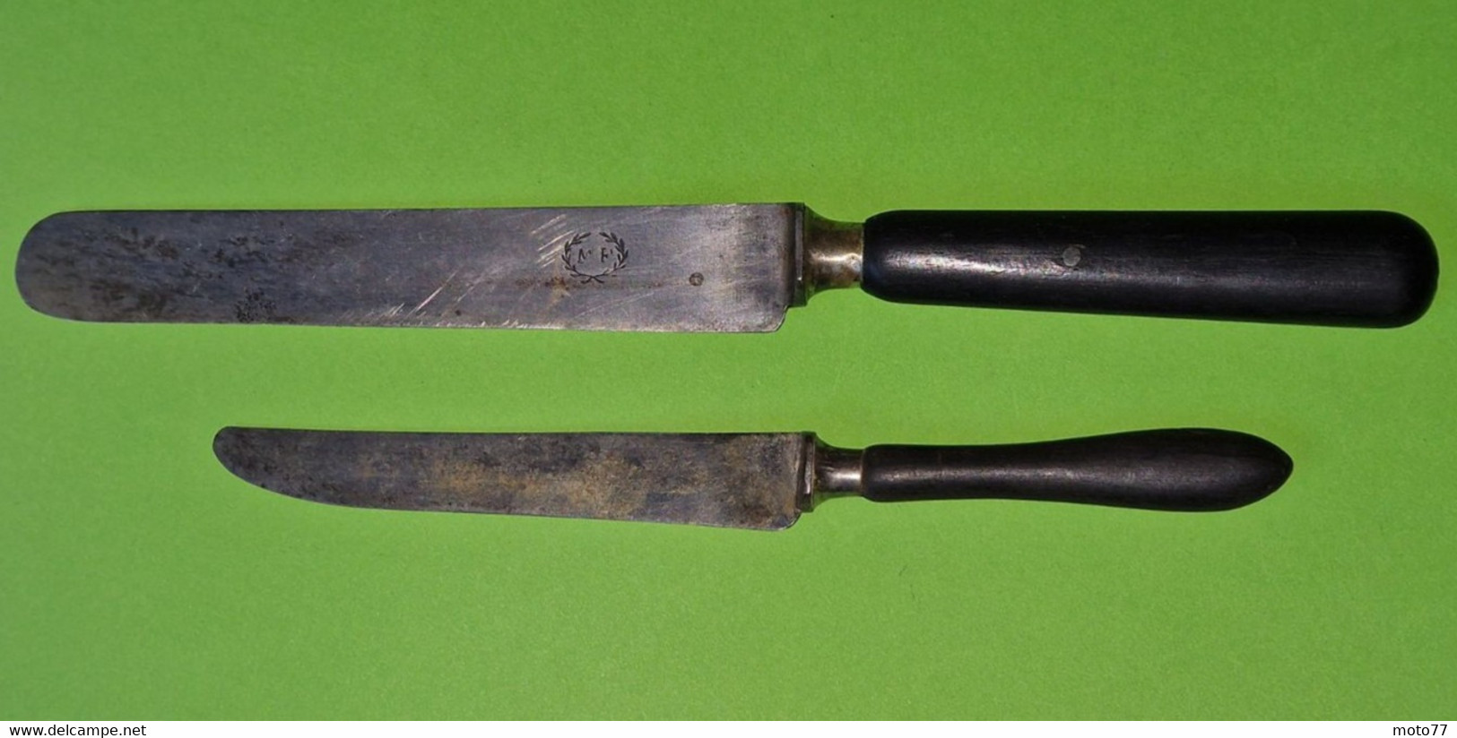 Lot 2 Anciens COUTEAUX - Manche Bois Ou Corne ? - "laissés Dans Leur Jus" - Initiales Familiale MF - Vers 1900 - Messer