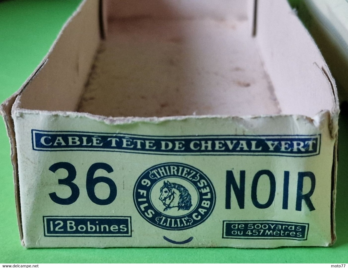 Ancienne boite carton vide pour 12 bobines de fils noires - Publicité Mercerie THIRIEZ J.T.P.F.- Cheval Vert - vers 1950