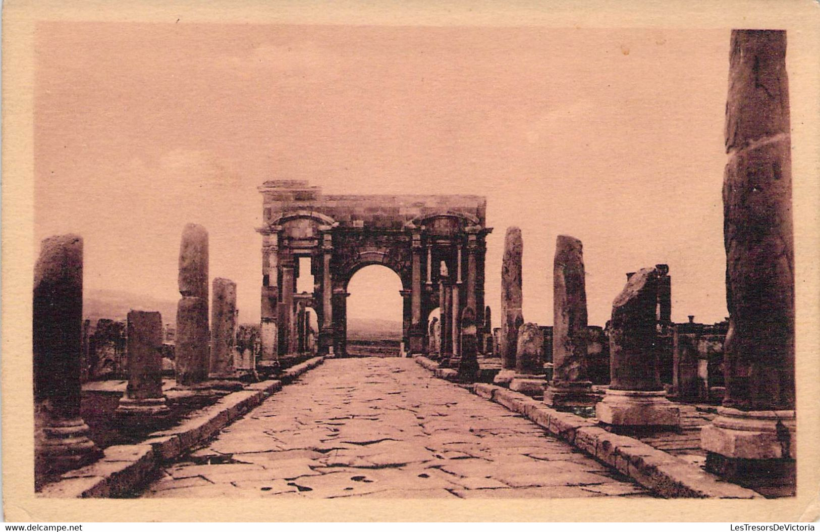 CPA ALGERIE - Timgad - Voie Decumanus Maximus Et Arc De Triomphe - Otros & Sin Clasificación
