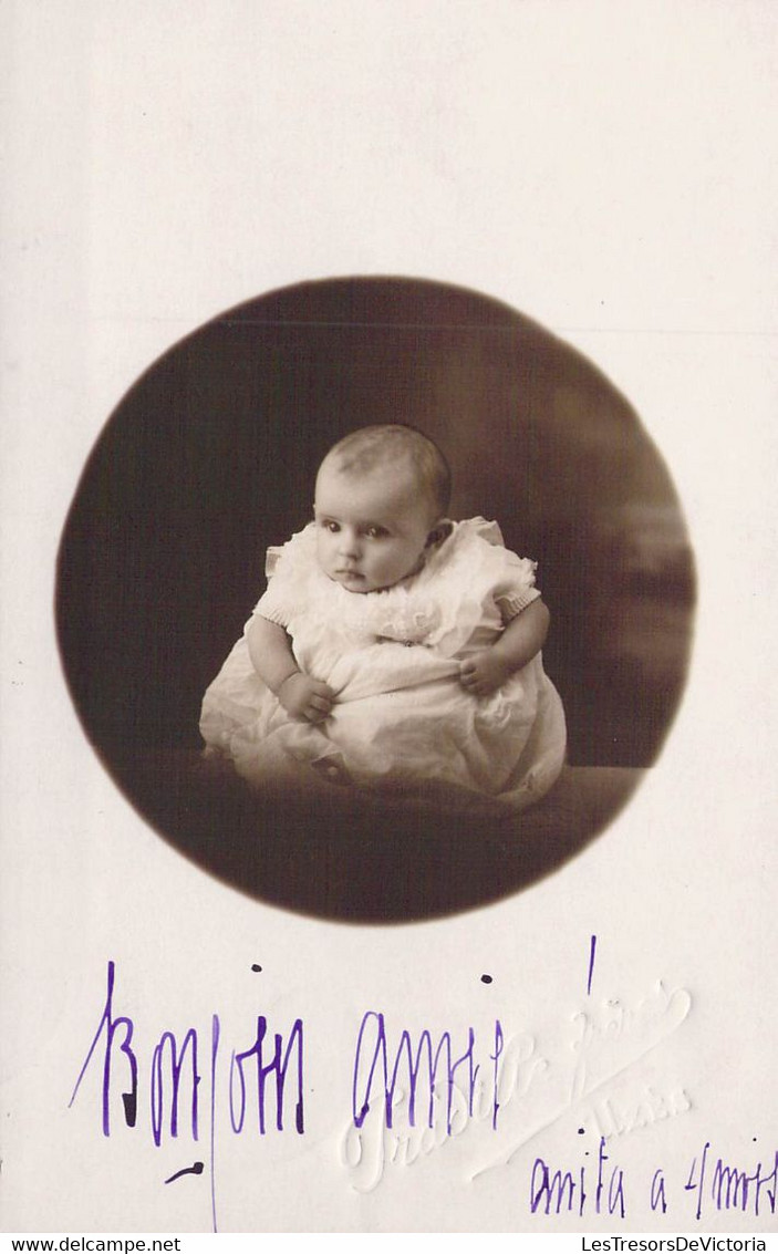 CPA Photographie - Enfant - Bébé Dans Une Robe Blanche En Médaillon - Portraits