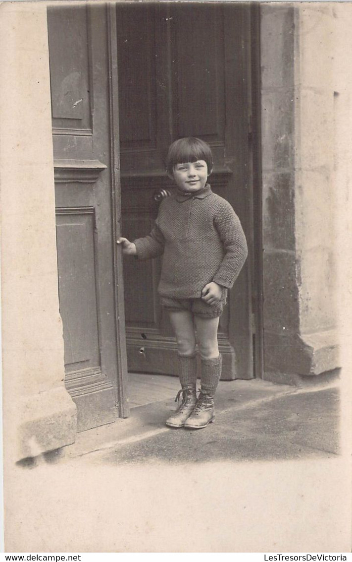 CPA Photographie - Enfant - Jeune Enfant Devant La Porte De Sa Maison - Frange - Portraits