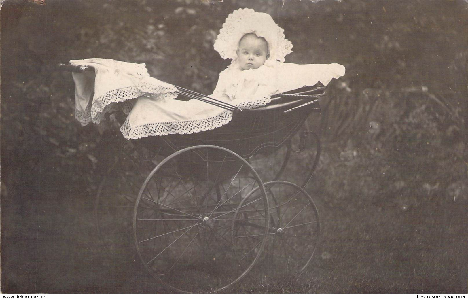 CPA Photographie - Enfant - Bébé Dans Son Berceau Avec Coiffe Blanche - Abbildungen