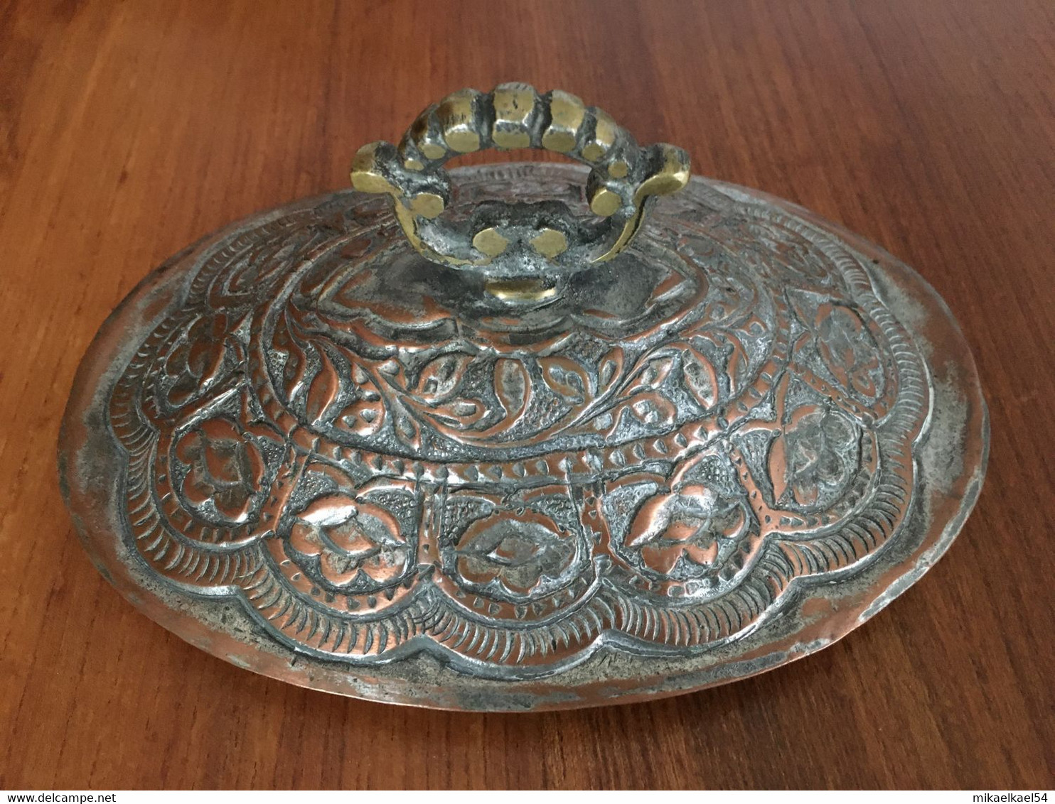 Antiquité Du Moyen Orient: Soupière En Cuivre Repoussé étamé Et Bronze Du Sultanat D'Oman - Oestliche Kunst