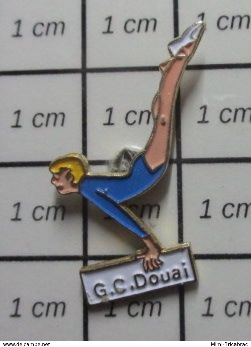 513k Pin's Pins / Beau Et Rare / SPORTS / GYMNASTIQUE FEMME GC DOUAI POUTRE - Gymnastique