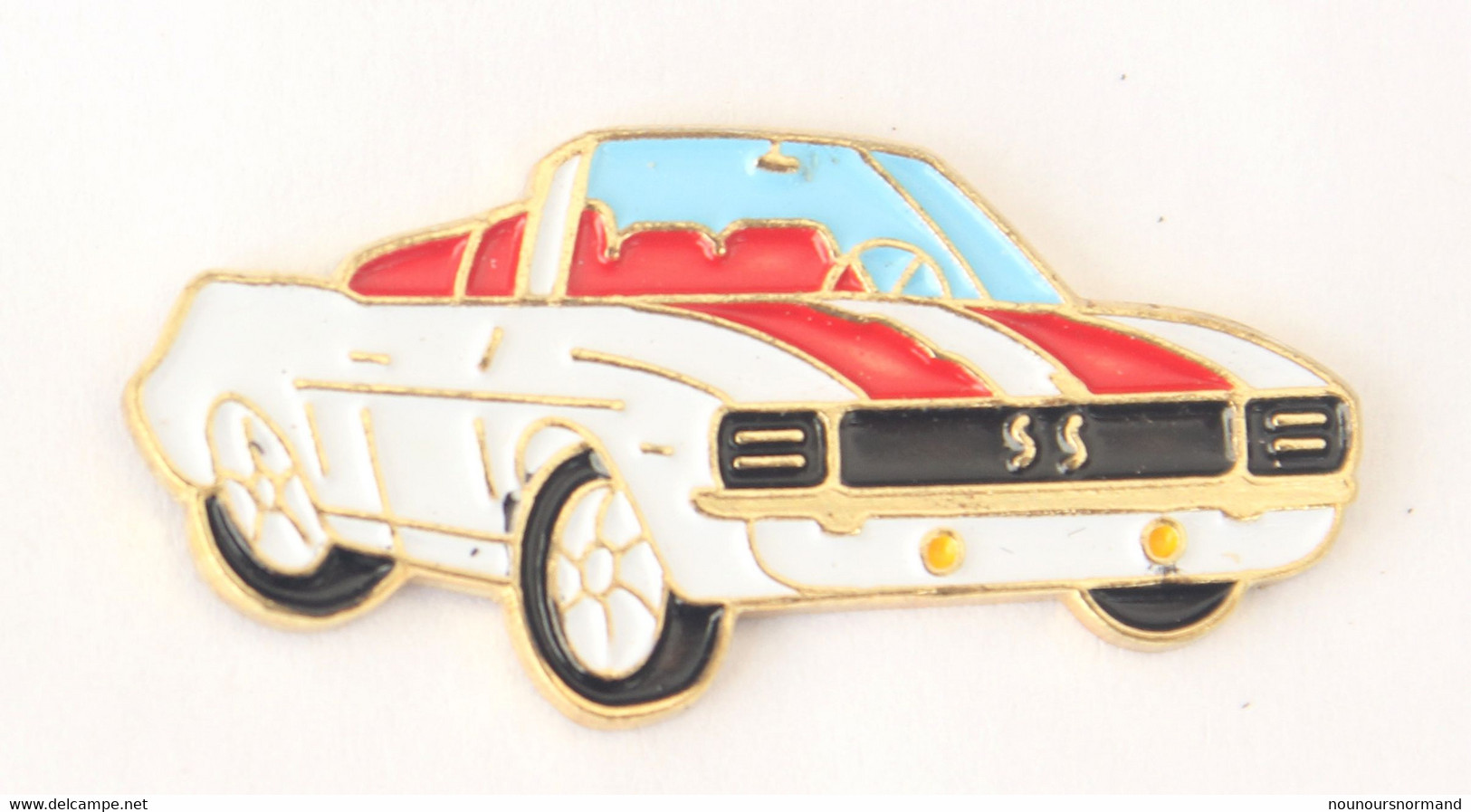 Pin's FORD MUSTANG ? - Le Cabriolet Blanc Aux Bandes Rouges - L436 - Ford