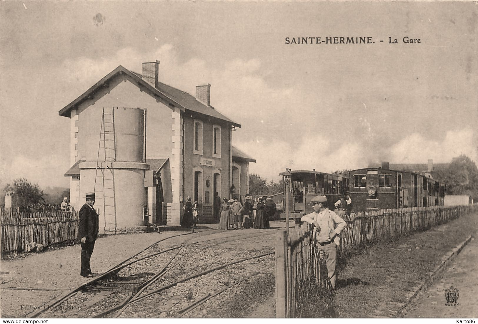 Ste Hermine * La Gare Du Village * Ligne Chemin De Fer Vendée * Train Wagons Machine Locomotive - Sainte Hermine