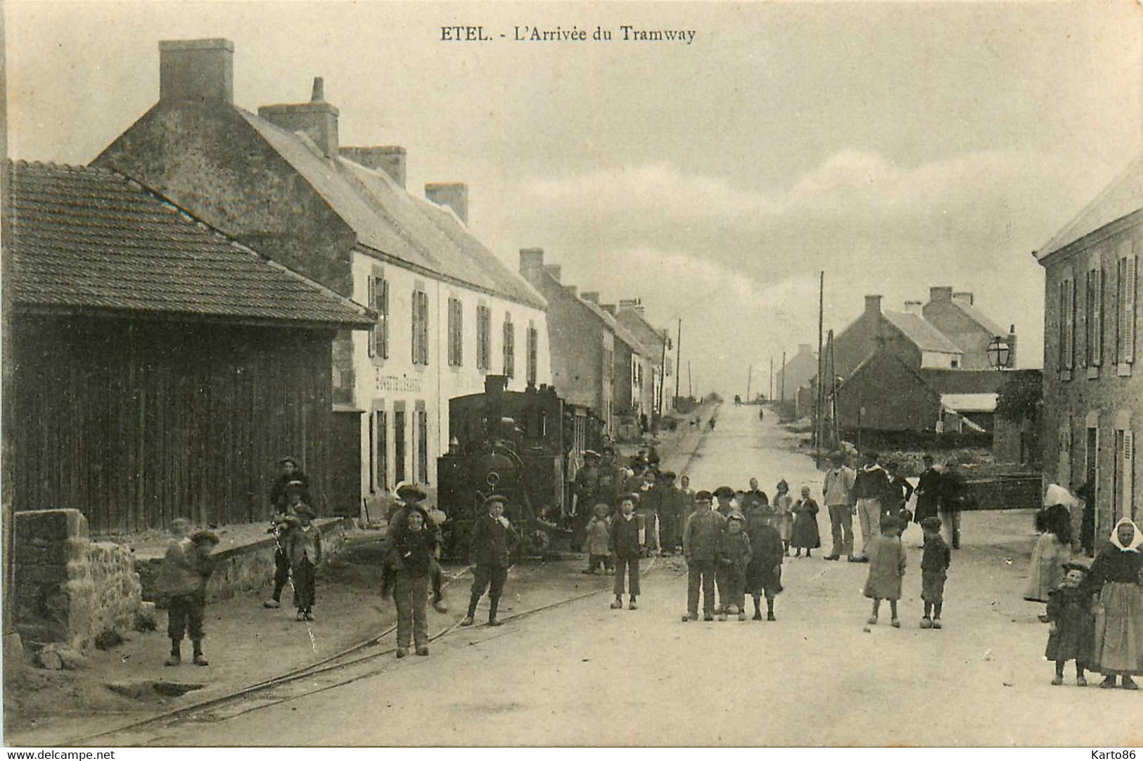 étel * L'arrivée Du Tramway Tram * Rue Du Village * Villageois * Ligne Chemin De Fer Morbihan Locomotive Machine - Etel