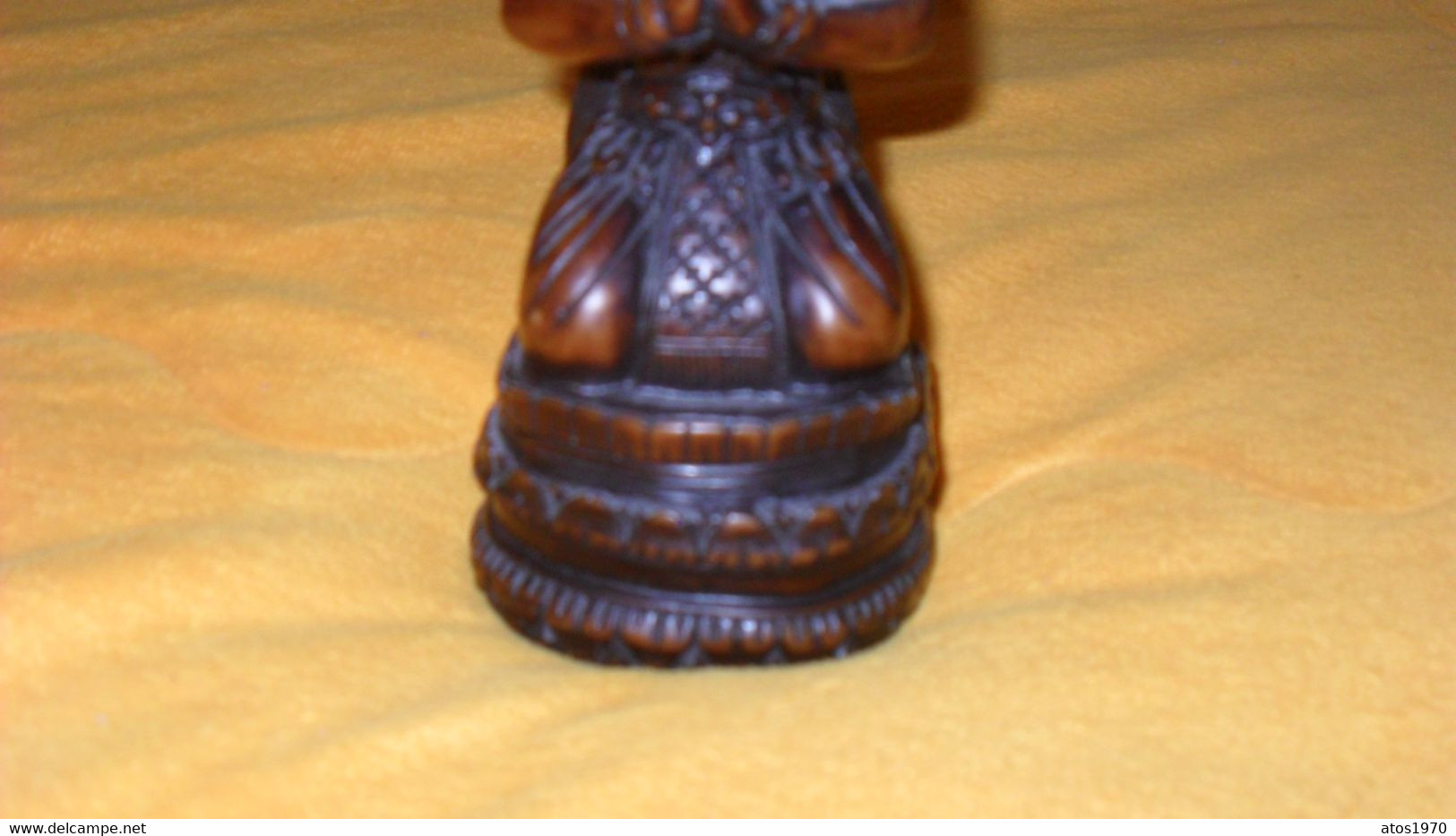 PETITE FIGURINE SCULPTURE ASIATIQUE EN RESINE..DIVINITE THAILANDAISE ?.. 21CM HAUTEUR..THAILANDE ?.. - Autres & Non Classés