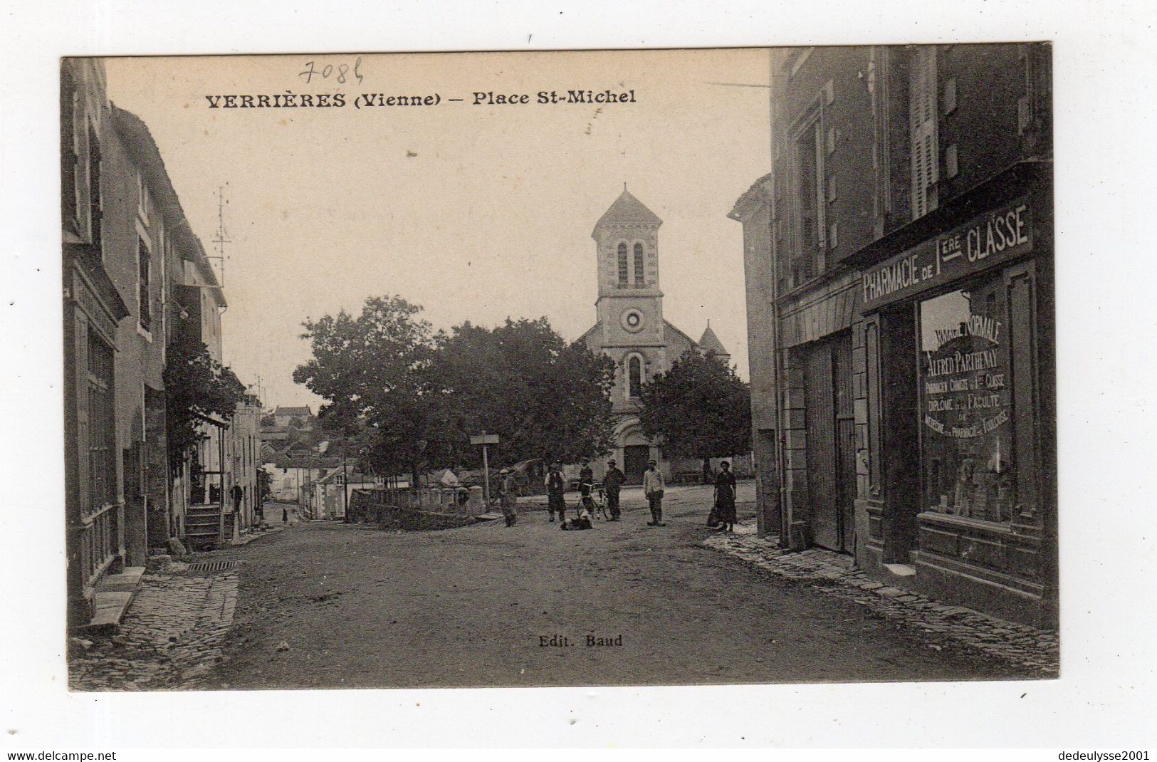 Oct22  8692267   Verrières  Place St Michel - La Trimouille