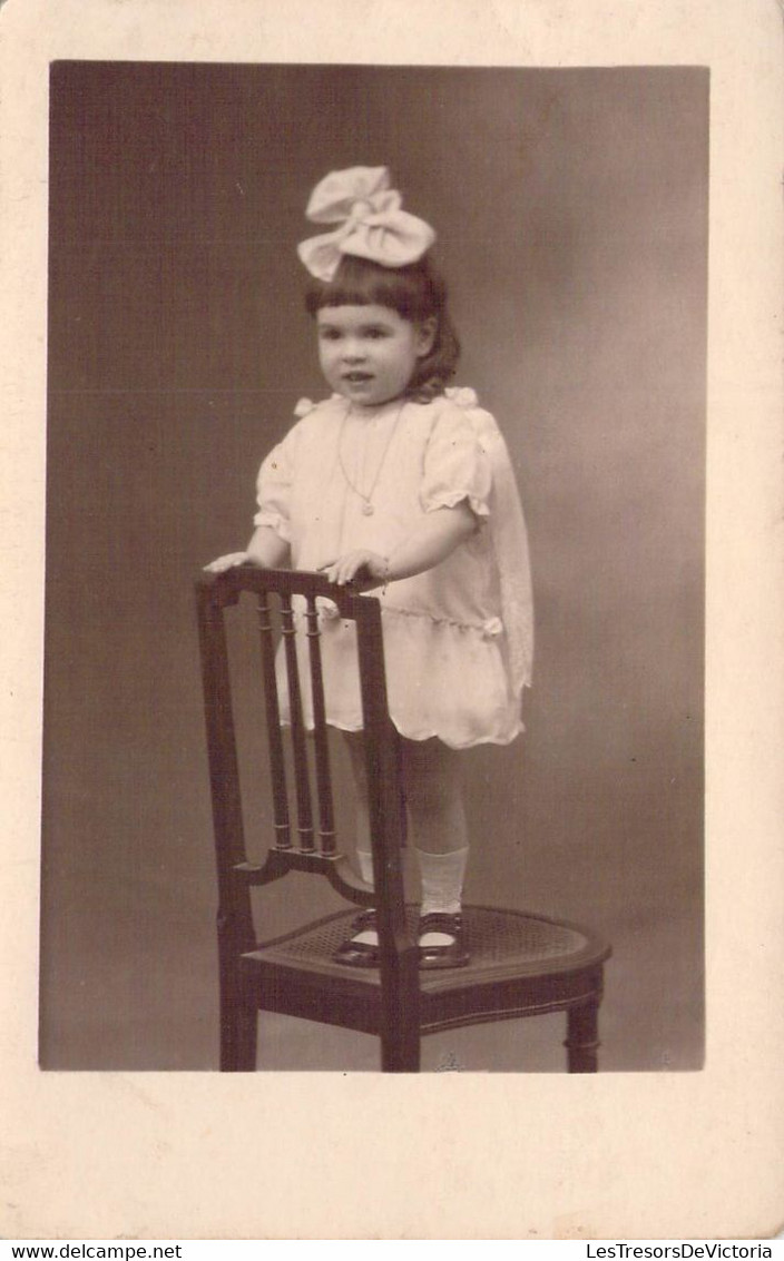 CPA Photographie - Portrait D'une Petite Fille Debout Sur Une Chaise - Portraits