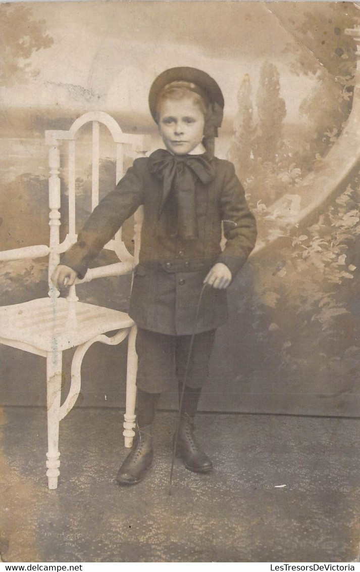 CPA Photographie - Portrait D'un Jeune Garçon En Costume Avec Un Chapeau Et Une Canne - Portretten