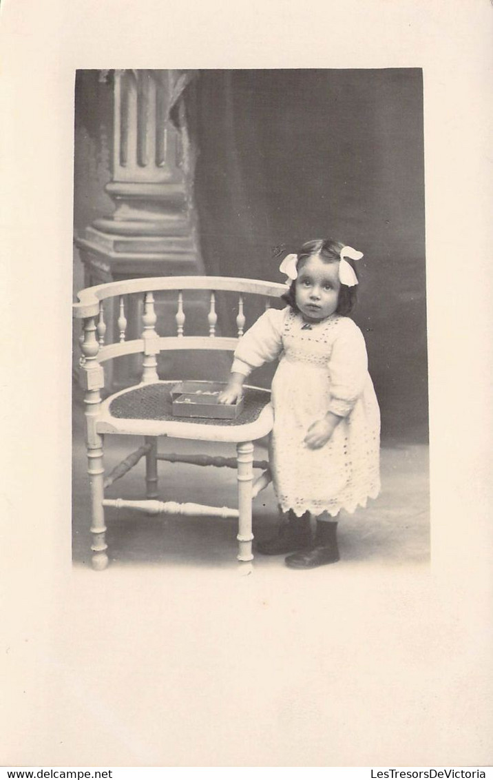 CPA Photographie - Portrait D'une Petite Fille Avec Des Rubans Blancs Dans Les Cheveux - Robe En Dentelle - Abbildungen