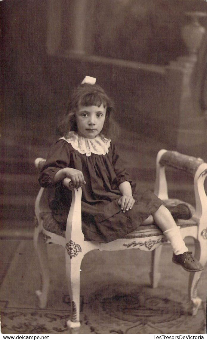 CPA Photographie - Portrait D'une Fillette Avec Une Robe Noire Assise Sur Une Chaise - Portraits