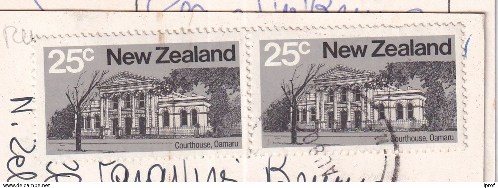 Courthouse Of Oamaru   1980 - Twin Stamps Of New Zealand Over Postcard - Briefe U. Dokumente