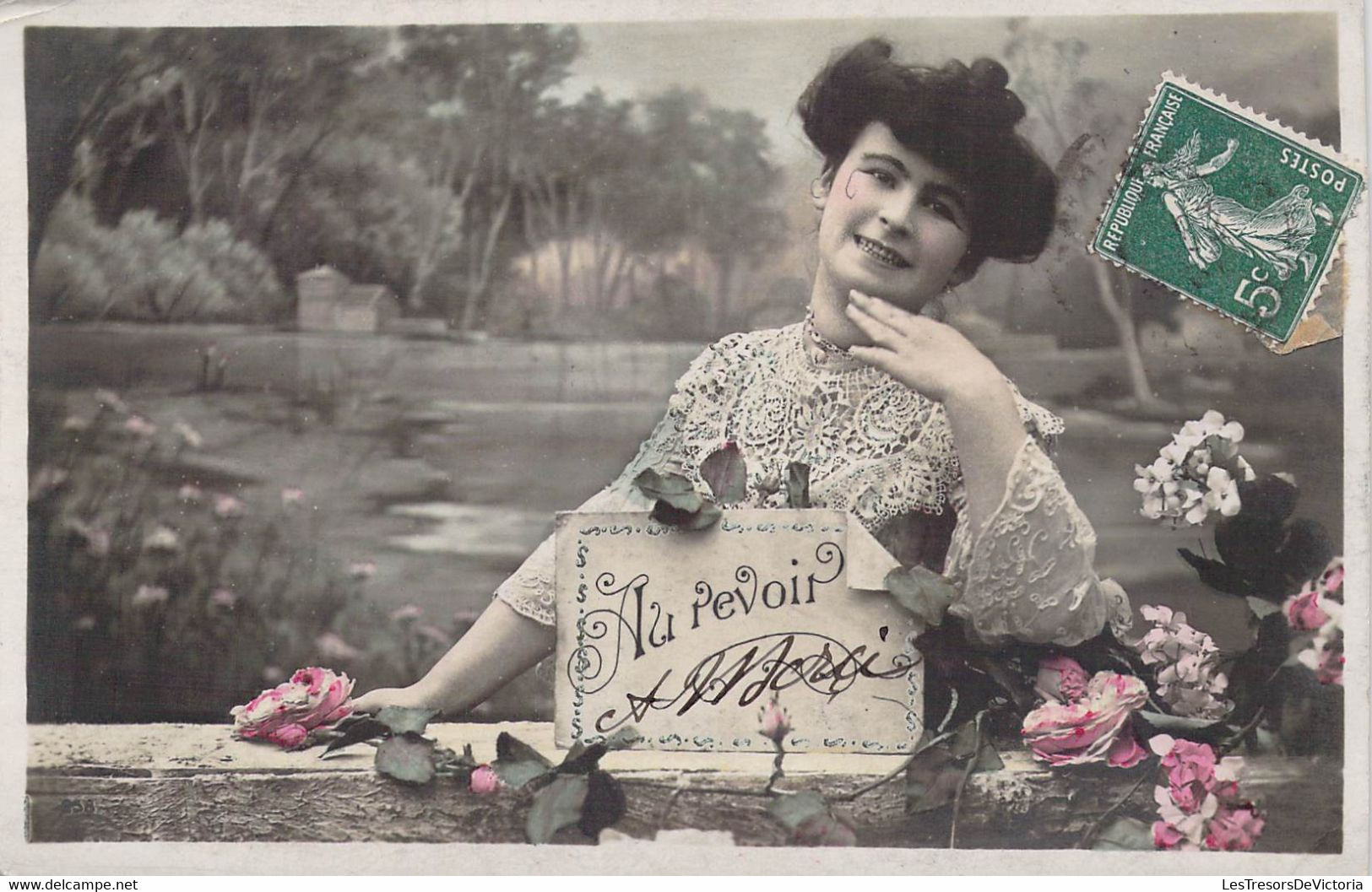 CPA FLEURS - Femme Souriante Entourée De Fleurs - Au Revoir - Blumen