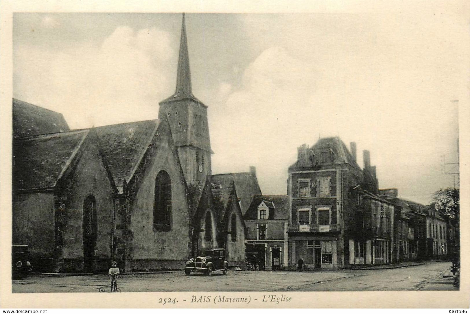 Bais * Place De L'église Du Village * Automobile Ancienne * Enfant Trotinette Jeu Jouet Villageois - Bais