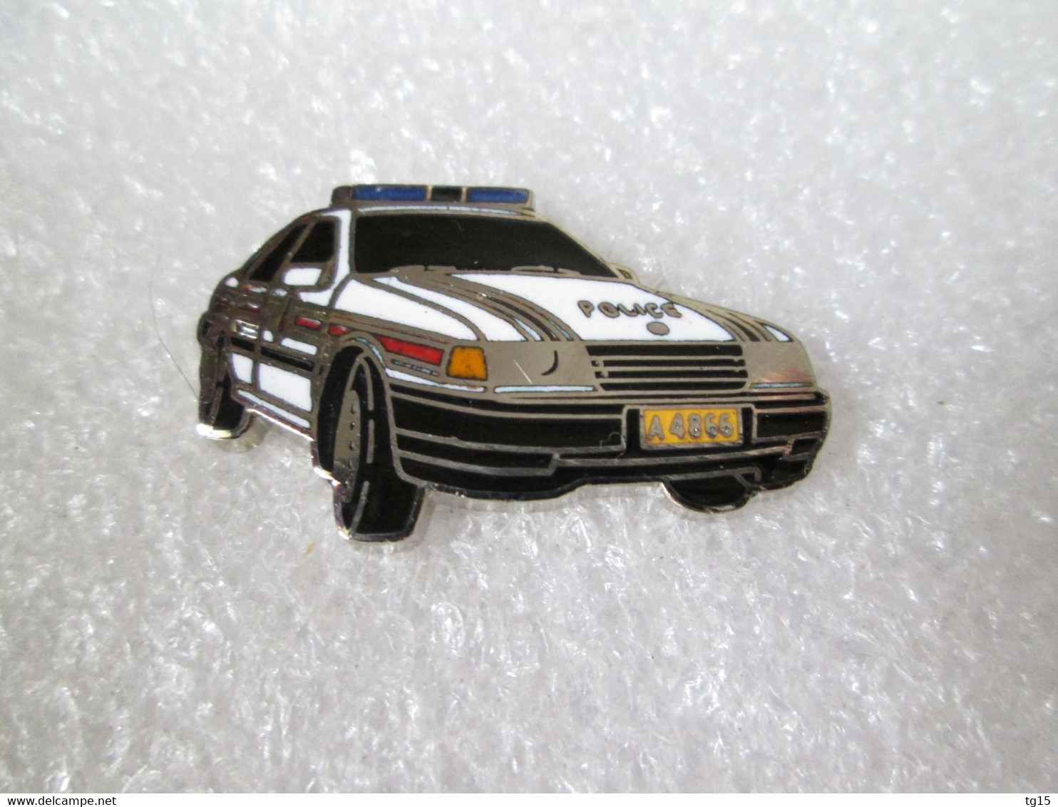 PIN'S    OPEL  VECTRA   POLICE   LUXEMBOURG  Email Grand Feu    DEHA - Opel