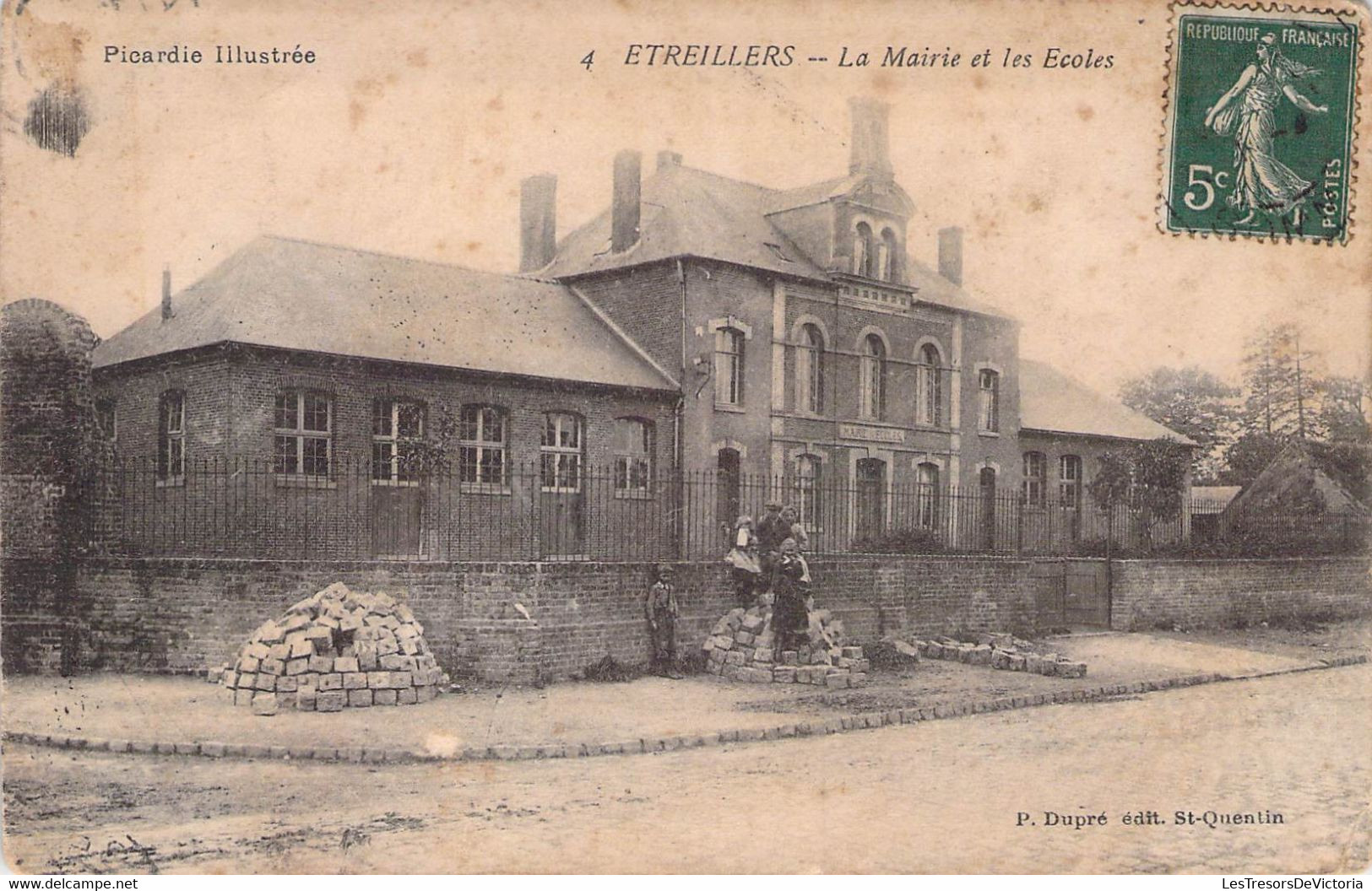 CPA - 02 - ETREILLERS - La Mairie Et Les Ecoles - Animée - P Dupré St Quentin - Autres & Non Classés