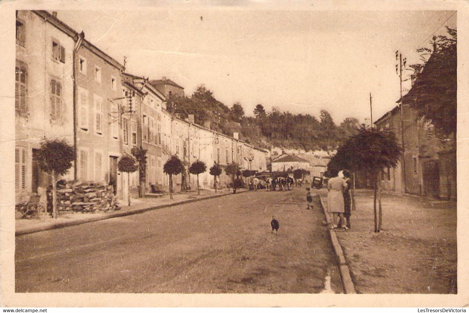 CPA - 55 - Gondrecourt - Rue Du Village - Troupeau De Vache Au Deuxième Plan Et Voiture - Edition Vve Parizot - Gondrecourt Le Chateau