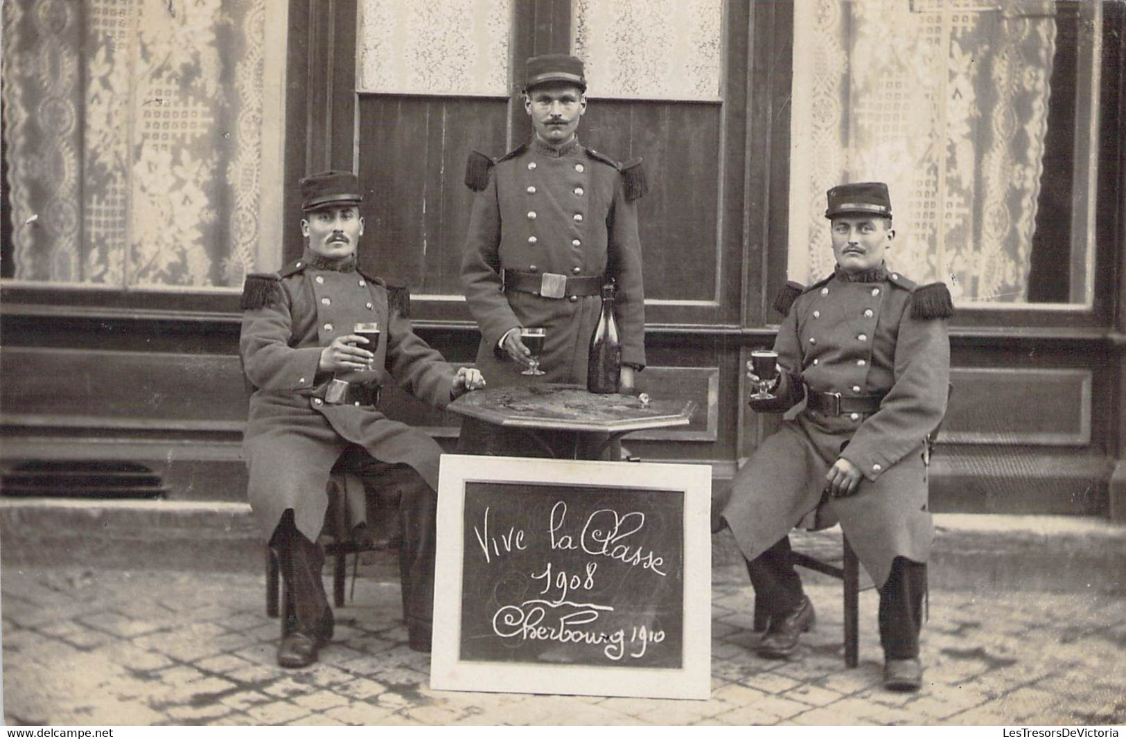 CPA - MILITARIAT - Vive La Classe 1908 - 3 Militaires Cherbourg 1910 - Un Verre à La Main - Uniforme - Régiments