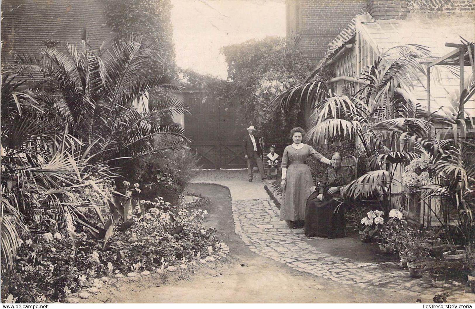 CPA - Photographie - Famille Dans Son Jardin - Photographie