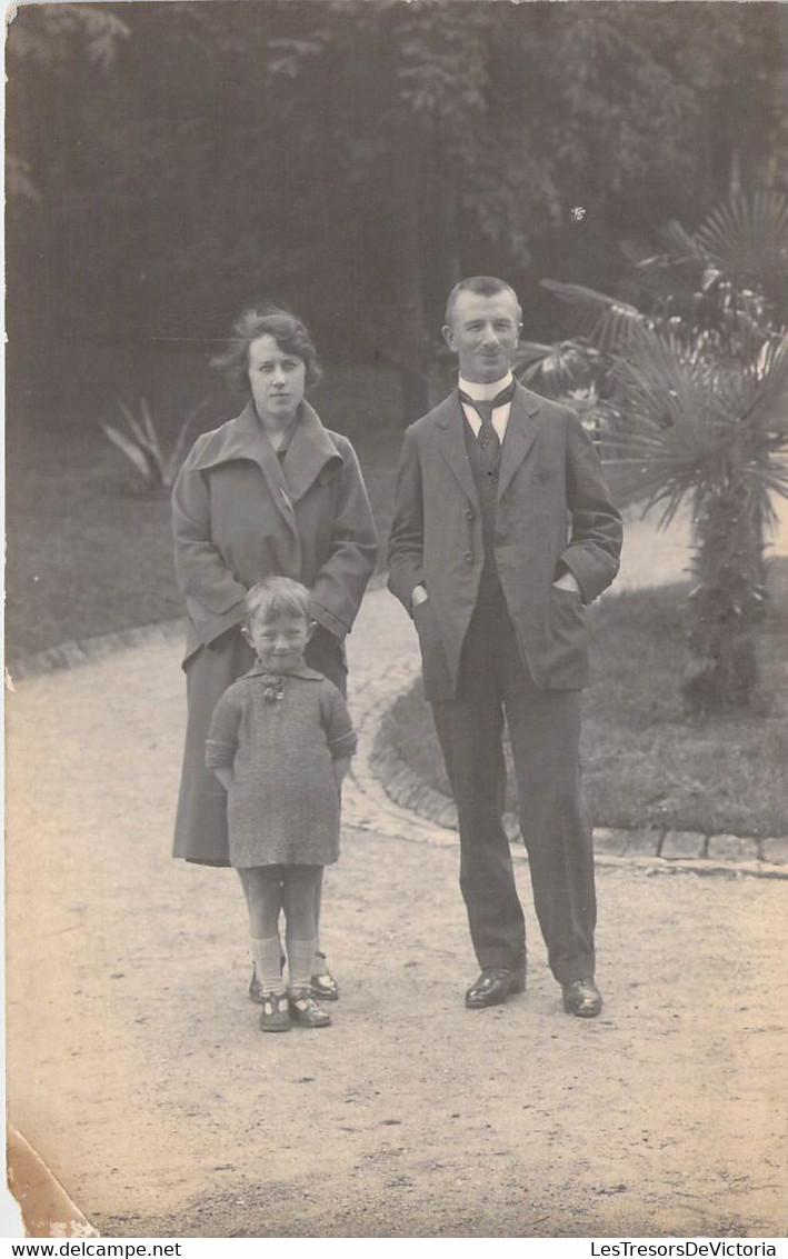 CPA - Photographie - Famille Au Parc - Manteau - Photographie