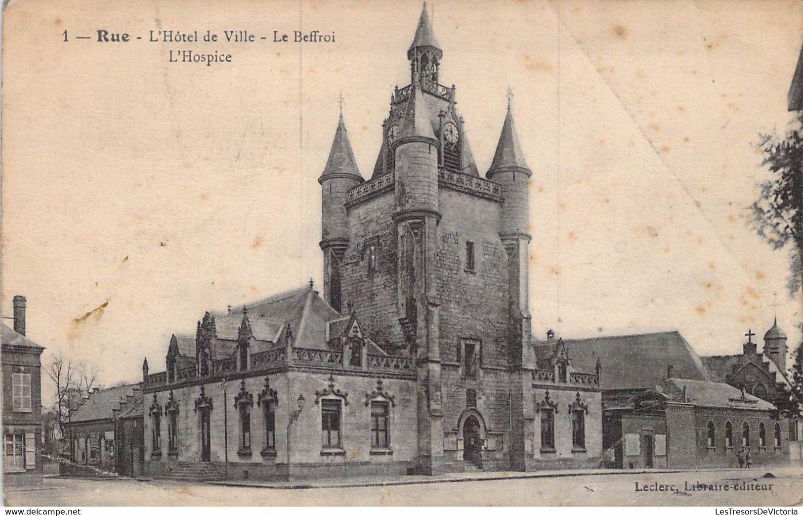 CPA - 80 - RUE - L'Hôtel De Ville - Le Beffroi - L'Hospice - LEclerc Labattre éditeur - Rue